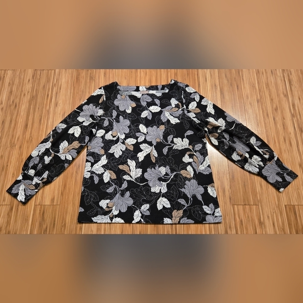 NWOT Chico's Leaf Pattern Top